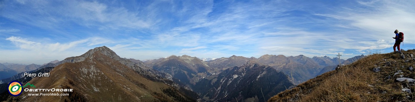 69 Panoramica dalla vetta del Pizzo Badile (2044 m).jpg
